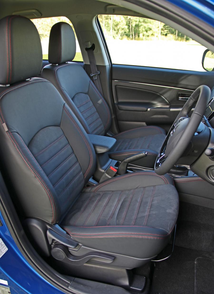 Интерьер Mitsubishi ASX 2017 года  (UK) (фото 2 из 6)